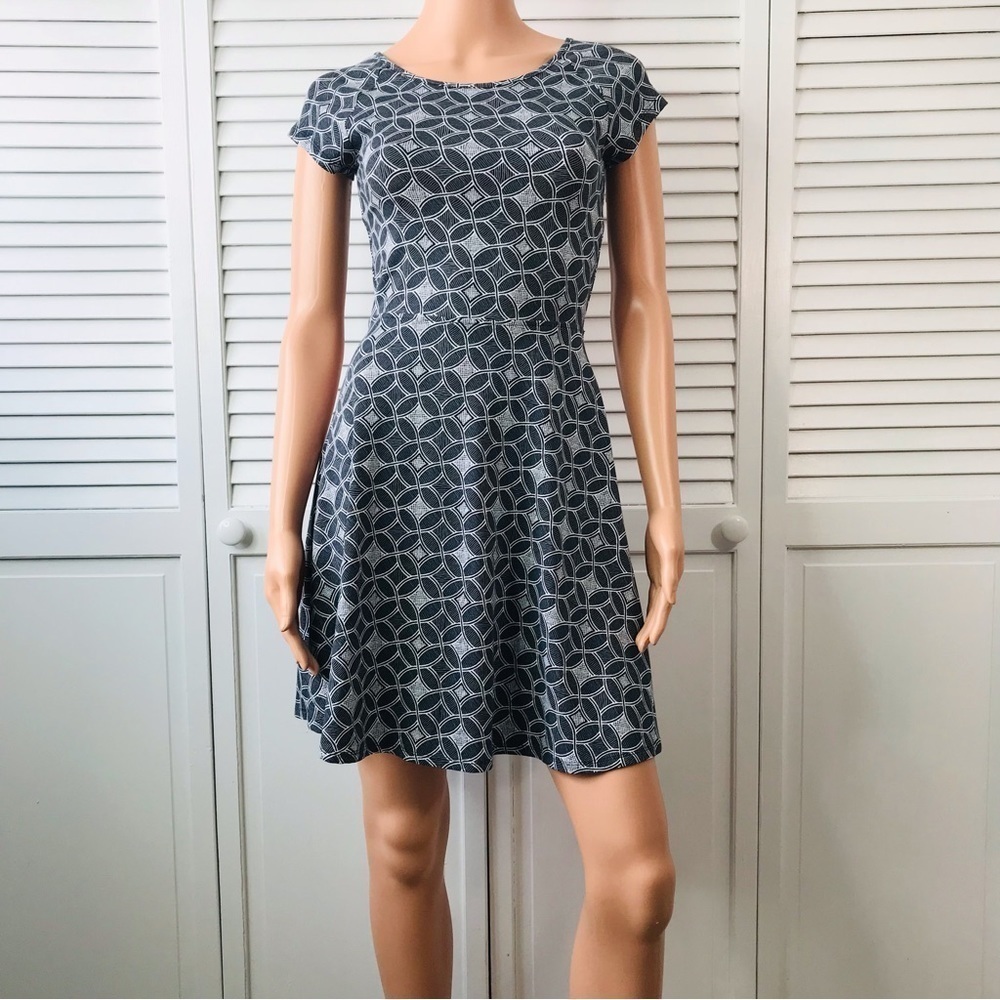 3/$25 SO Black White Geometric Print Short Sleeve Dress Size Small